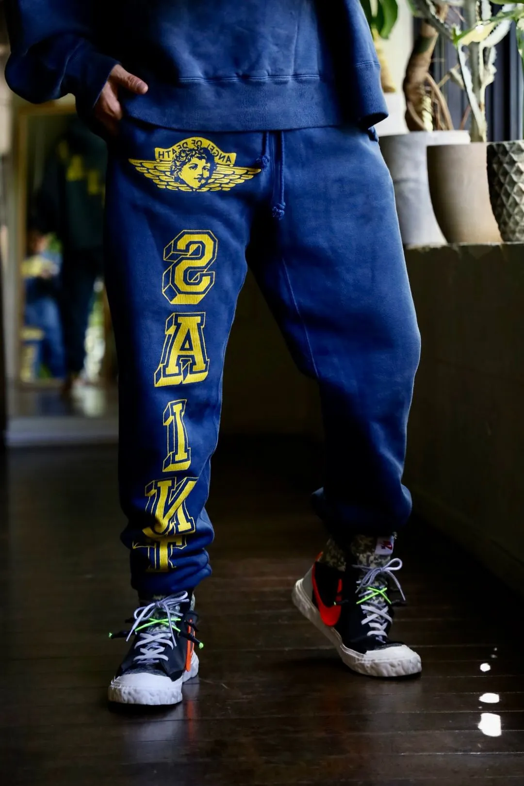 SAINT M×××××× ANGEL SWEATER PANTS/NAVY Angel Reborn Blue Sweatpants Washed Blue S-XL Assute Garment Dyeing Full Clothes Water Fading Dirty and Distressed New Vintage Ceiling God Cut Original Same Style